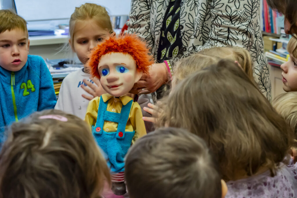 Lasteraamatukogu võõrustab teatrinukke