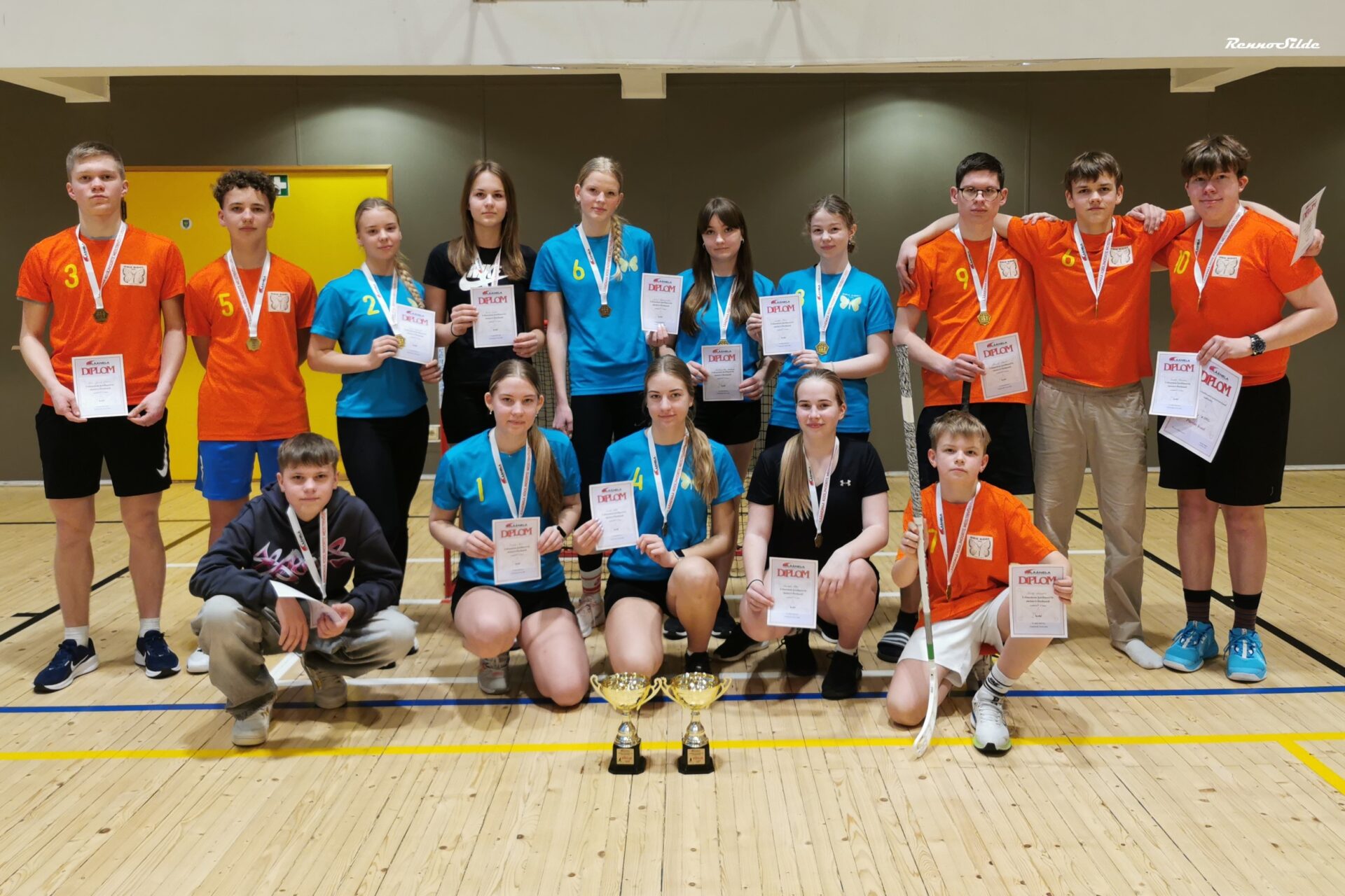Saalihokis triumfeerisid Oru poisid ja tüdrukud Saalihokis triumfeerisid Oru poisid ja tüdrukud