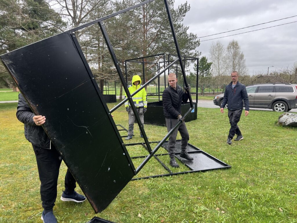Galerii: Oru näitus sai talguliste abiga kribinal-krabinal üles
