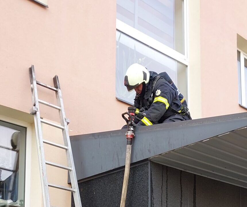 Niine tänaval põles trepikoja varikatus Niine tänaval põles trepikoja varikatus